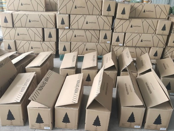 Lager von ArtiTree mit Kartons von Künstlichen Weihnachtsbäumen